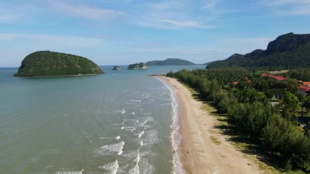 Filmagem Reversa Aérea Das Ilhas Horizonte Frente Praia Céu Azul — Vídeo de Stock