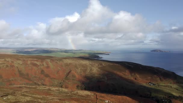 Drone Schot Stijgt Heuvels Zee Hooglanden Van Schotland Kustlandschap — Stockvideo