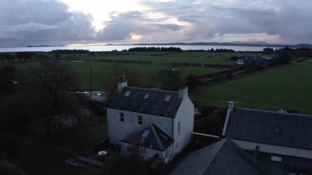 Letecký Pohled Dům Pobřeží Skotska Mořem Pozadí — Stock video