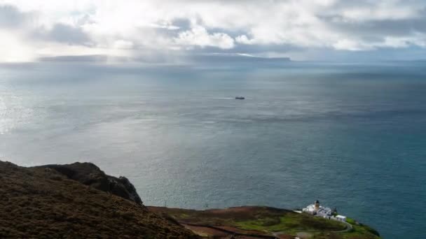 海と灯台の景色を望むキンタイヤの丘の上のタイムラプス — ストック動画