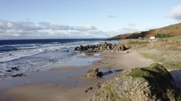 Hermosa Toma Aérea Una Playa Vacía Costa Escocia Bajo Sol — Vídeo de stock