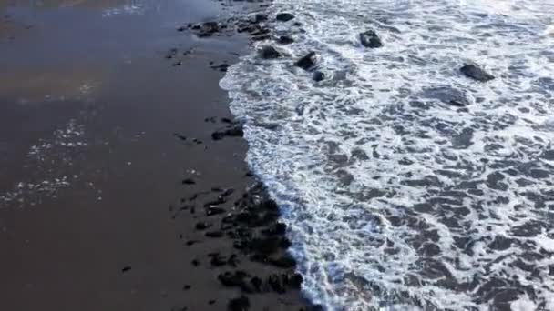 Foto Aérea Arriba Hacia Abajo Del Océano Estrellándose Contra Las — Vídeo de stock