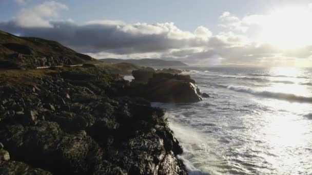 苏格兰金太尔半岛上一个叫 风暴海滩 的海岸 路上有一辆路过的汽车 阳光灿烂的地平线上布满了云彩 — 图库视频影像