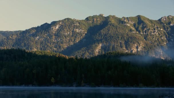 Vroeg Ochtend Met Mist Boven Eibsee Duitsland Wolken Gaan Uit — Stockvideo