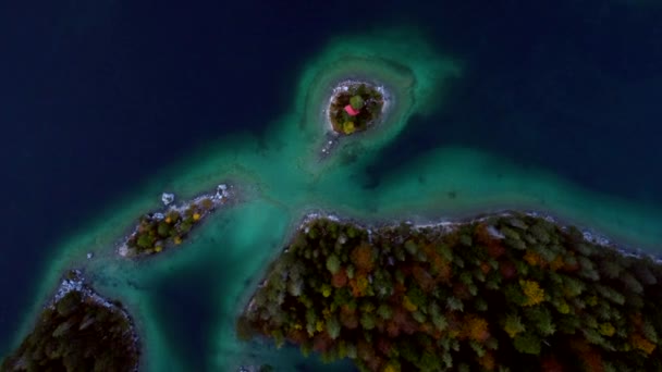 从上至下在德国艾比斯的飞行 经过一个小岛 岛上有一座小木屋 周围是碧绿的水 — 图库视频影像
