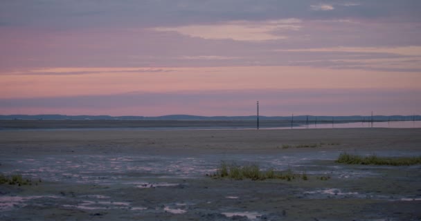 Majestätische Wässrige Ebene Mit Hügeln Weiter Ferne Bei Orangefarbenem Sonnenuntergang — Stockvideo