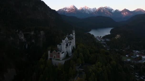 德国巴伐利亚Neuschwanstein城堡日出时的空中录像 — 图库视频影像