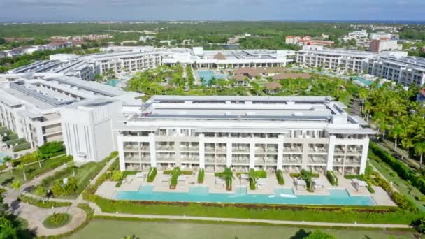 多米尼加共和国蓬塔卡纳的Paradisus Grand Cana豪华酒店 空中飞行 — 图库视频影像