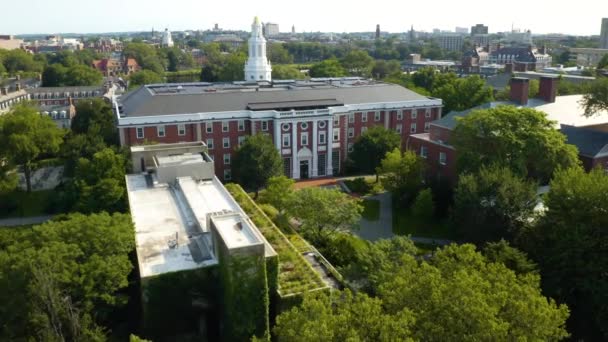 Cinematic Establishing Shot Van Harvard Business School Cambridge Zomerdag — Stockvideo