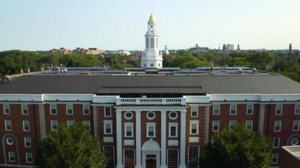 Birds Eye View Van Harvard Business School Oplopend Luchtschot — Stockvideo