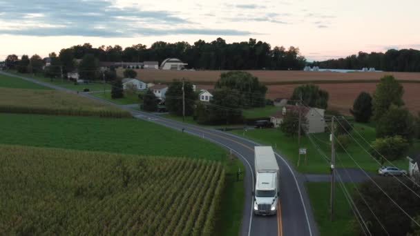 Tractor Reboque Caminhão Faz Entrega Estrada Rural Nos Eua Vista — Vídeo de Stock