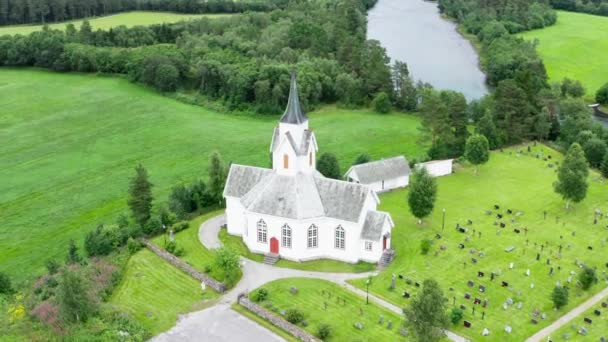 ノルウェーのカッタマン礼拝堂の古い構造物の壮大な回転ビュー — ストック動画