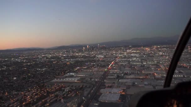 Volando Helicóptero Sobre Ciudad — Vídeo de stock