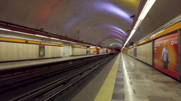 Metrotrein Komt Met Lage Snelheid Het Station Binnen Mexico City — Stockvideo