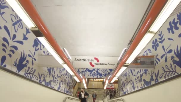 メキシコの地下鉄駅の入り口ラテンアメリカ地下に行く階段を歩いてください トンネルの壁に描かれた美しい芸術 — ストック動画