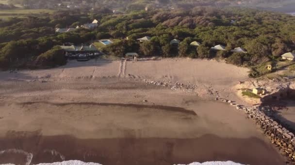 アルゼンチンのチャパダマル ビーチで波が打ち寄せる 空中逆 — ストック動画