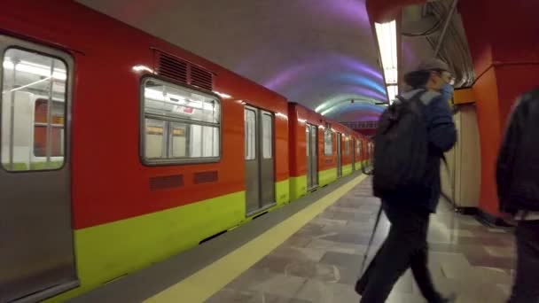 Tren Subterráneo Saliendo Estación Con Gente Caminando Fuera Ella Ciudad — Vídeos de Stock