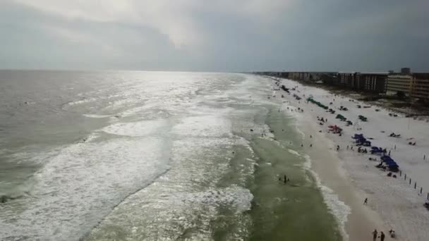 Sandy Beach Touristen Genießen Sommerurlaub Orange Beach Golf Von Mexiko — Stockvideo