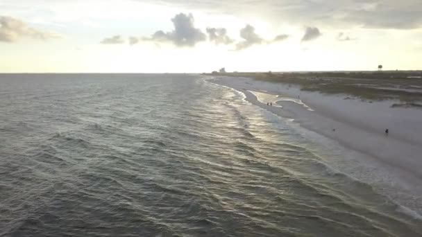 Hermoso Tramo Largo Sandy Beach Atardecer Tiro Aéreo Con Dron — Vídeos de Stock