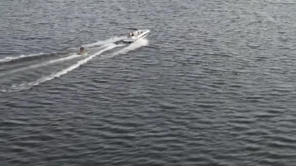 Barco Velocidade Que Puxa Esporte Mar Inflável Tiro Aéreo Drone — Vídeo de Stock