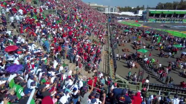看台上的Foro Sol礼堂挤满了墨西哥球迷 他们欢呼着鼓励Sergio Checo Perez参加在墨西哥城举行的F1大奖赛 — 图库视频影像
