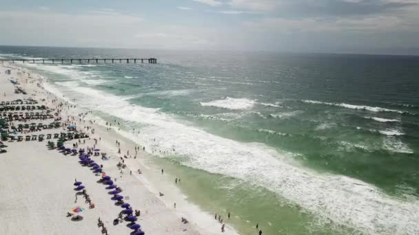 Touristen Genießen Fort Walton Beach Mit Blick Auf Den Fischersteg — Stockvideo