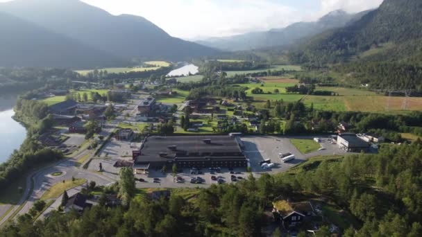 Flaa Norveç Üzerinde Hallingdal Nehri Ortada Thon Hotel Bjorneparken Bulunduğu — Stok video