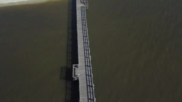 Luchtfoto Van Long Wooden Platform Strekt Zich Uit Langs Golfkust — Stockvideo
