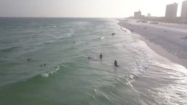 Luftaufnahme Von Sandy Beach Mit Touristen Beim Schwimmen Schönen Meerwasser — Stockvideo