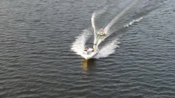 Powerboat Puxando Barco Pequeno Cruzeiro Através Mar Durante Dia Órbita — Vídeo de Stock