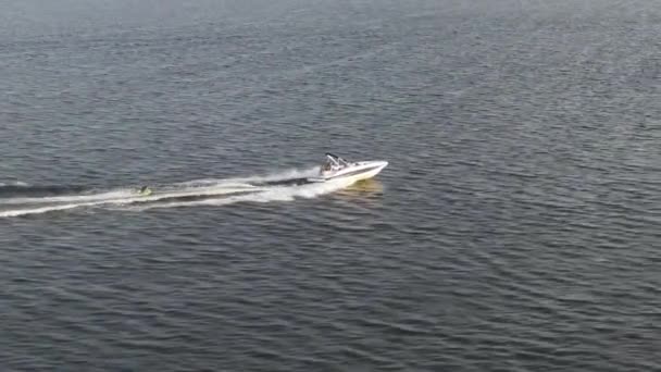 Kleine Boot Die Achter Wordt Gesleept Door Een Speedboot Zee — Stockvideo