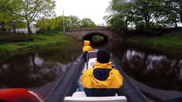 Поездка Лодке Через Городской Канал Travel Boat Transportation Summer Nature — стоковое видео