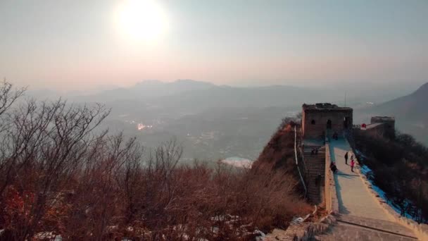 靠近关北水城的中国长城的日落全景 用智能手机拍照的人 — 图库视频影像