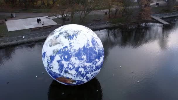Luke Jarram漂浮地球艺术展示空中景观彭宁顿闪湖自然公园Birdseye轨道离开 — 图库视频影像