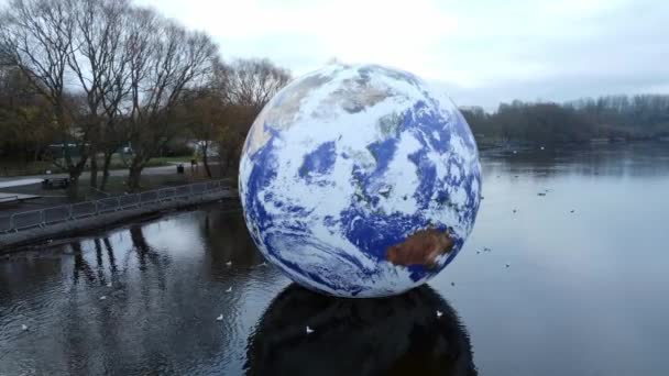Luke Jarram Πλωτή Τέχνη Έκθεμα Εναέρια Άποψη Pennington Flash Λίμνη — Αρχείο Βίντεο
