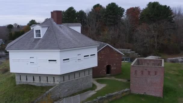 マクレリー砦の空中映像 メイン州とニューハンプシャー州の間のピスカタカ川のメイン州キタリーポイントにあるアメリカ軍の元防衛要塞 — ストック動画