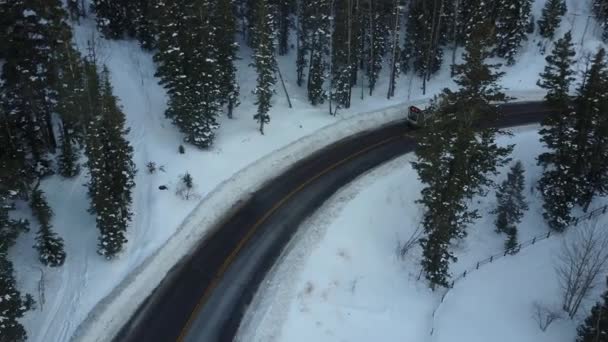 Vehículos Conducen Por Carreteras Cubiertas Nieve — Vídeo de stock