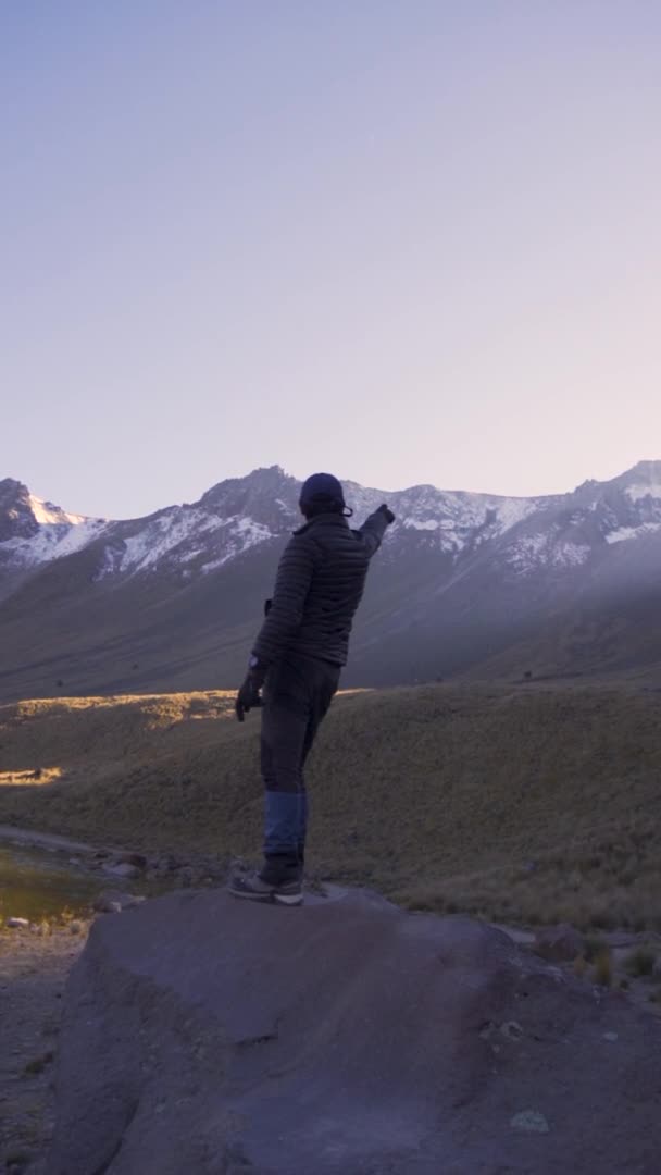 Hombre Feliz Con Los Brazos Abiertos Cima Montaña Video Vertical — Vídeos de Stock