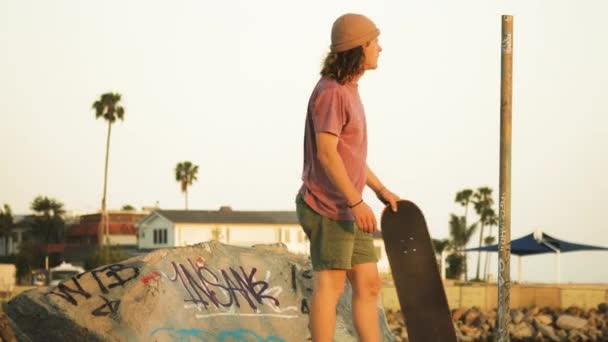 Скейтбордист Довгим Кучерявим Волоссям Біні Капелюх Скейті Лос Анджелесі — стокове відео