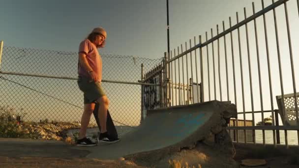 Mladý Skateboardista Plánuje Udělat Nový Trik Betonové Rampě — Stock video