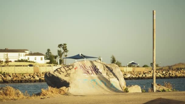 Youngster Skateboard Trucco Sul Blocco Cemento Cavalca Vista Palmare — Video Stock