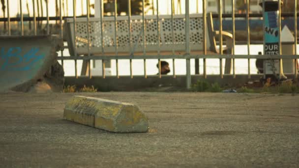 Skateboarder Sauter Par Dessus Bloc Béton Los Angeles Littoral — Video