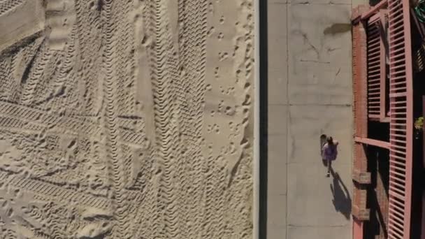 Skateboarding Sidewalk Sandy Seal Beach Los Angeles Aerial View — Stock Video