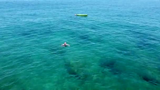 Человек Наслаждается Чистыми Голубыми Волнами Ливана Летом Воздушный — стоковое видео