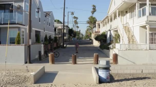 Casas Costeiras Icónicas Los Angeles Com Jovens Patinar Drone Voar — Vídeo de Stock