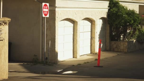 Skateboarder Montar Fuera Patio Privado Calle Los Ángeles — Vídeos de Stock