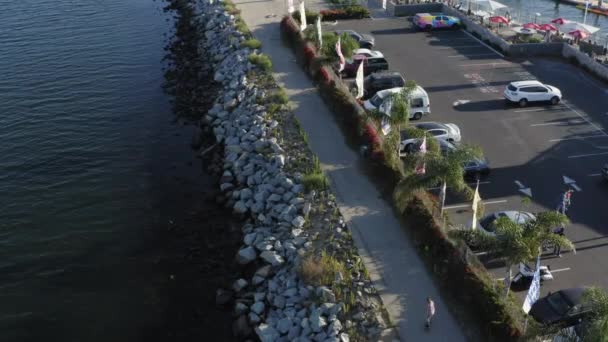 Skaterboy Doet Trucs Kustpad Buurt Van Parkeerplaats Los Angeles Luchtfoto — Stockvideo