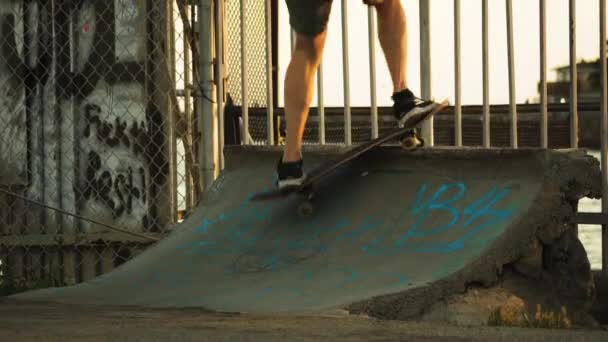 Professionel Skateboarder Laver Tricks Diy Skate Park Betonrampe – Stock-video