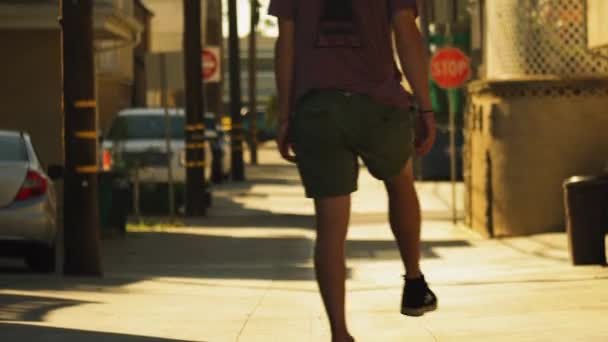 Skater Rijden Door Iconische Zijstraat Van Los Angeles Achteraanzicht — Stockvideo