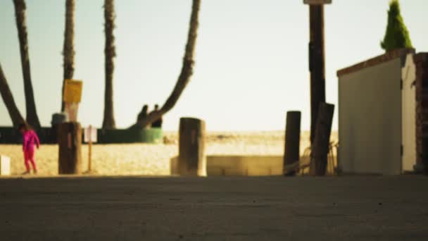 Skateboarder Tratando Hacer 360 Grados Saltar Ubicación Costa Los Ángeles — Vídeo de stock